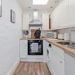 Central & Charmingly Curated 1Bd Wifi Fulham