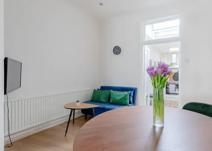 Central & Charmingly Curated 1Bd Wifi Fulham