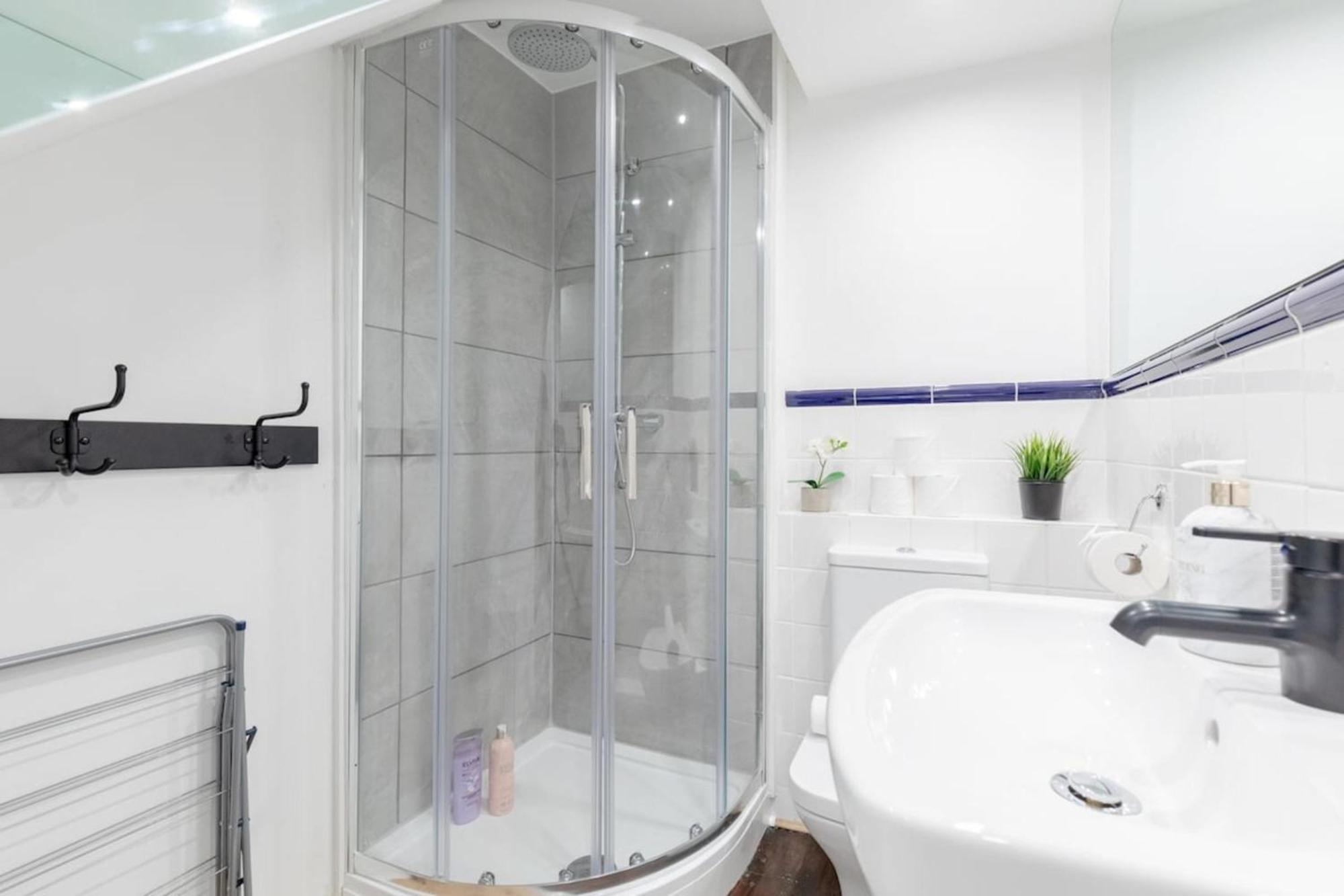 & Charmingly Curated 1bd Wifi Fulham Apartament